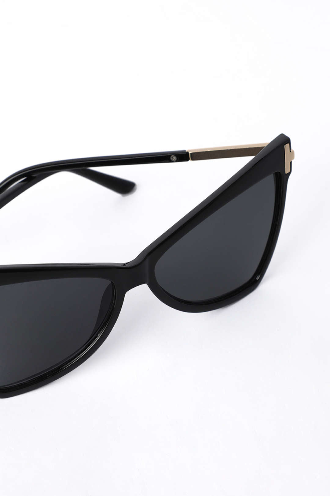 Xylia – Bold Cat-Eye Design – Sunglasses